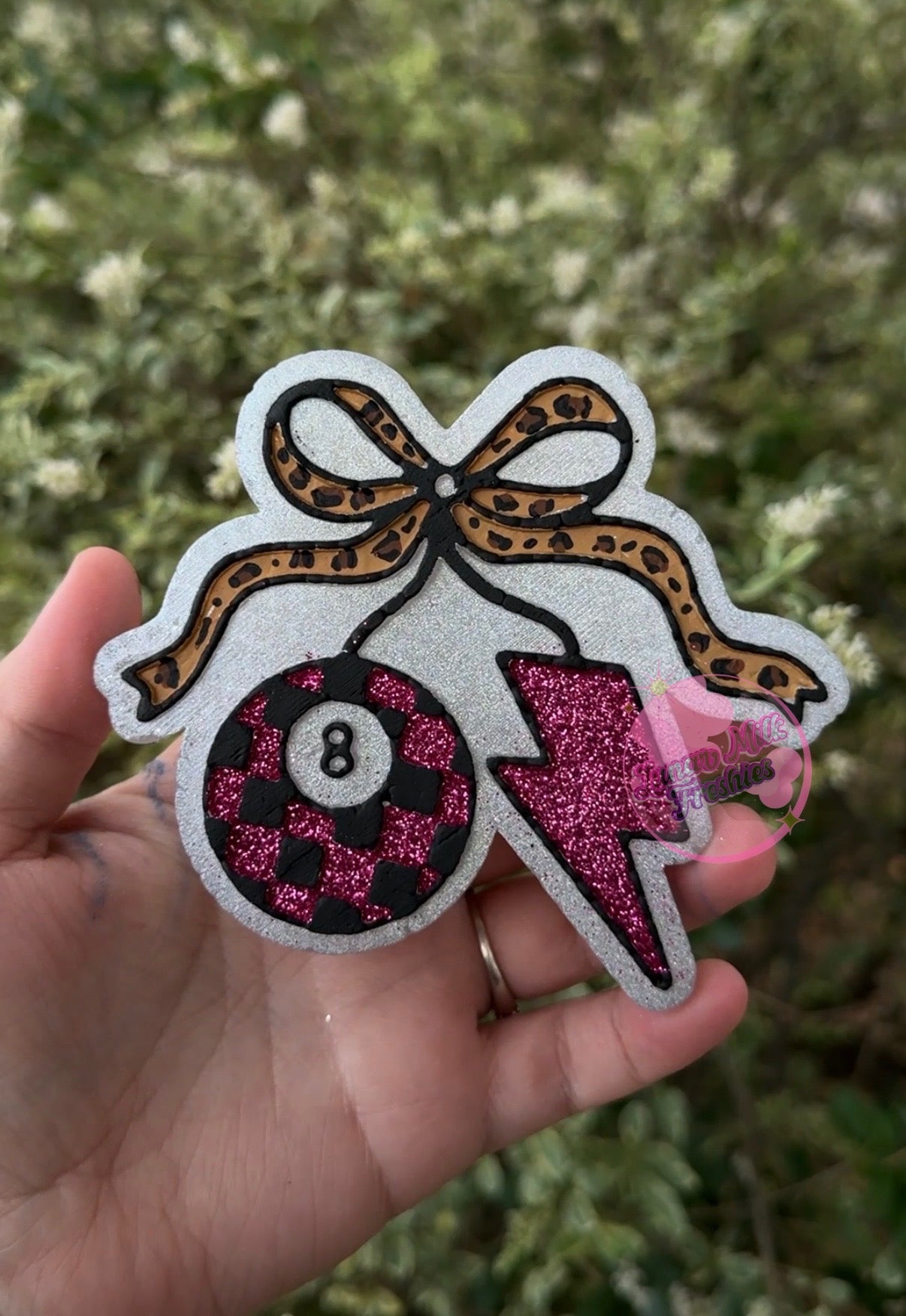 8 Ball Bow + Bolt Freshie